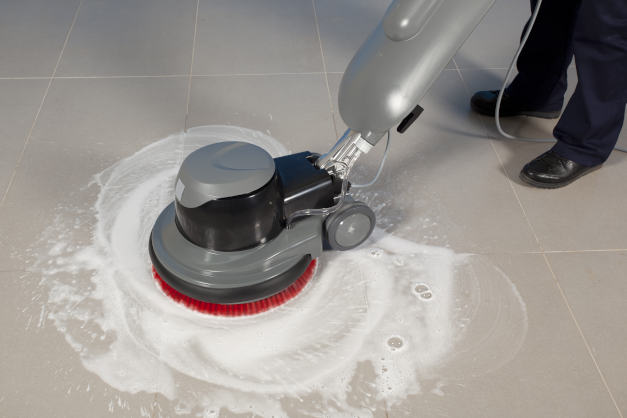 doczyszczanie posadzek metodą maszynową za pomocą szorowarki oscylacyjnej