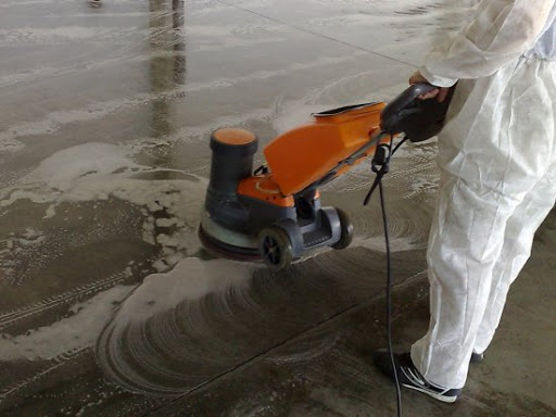 mycie gruntowne i doczyszczanie posadzek metoda mechaniczną