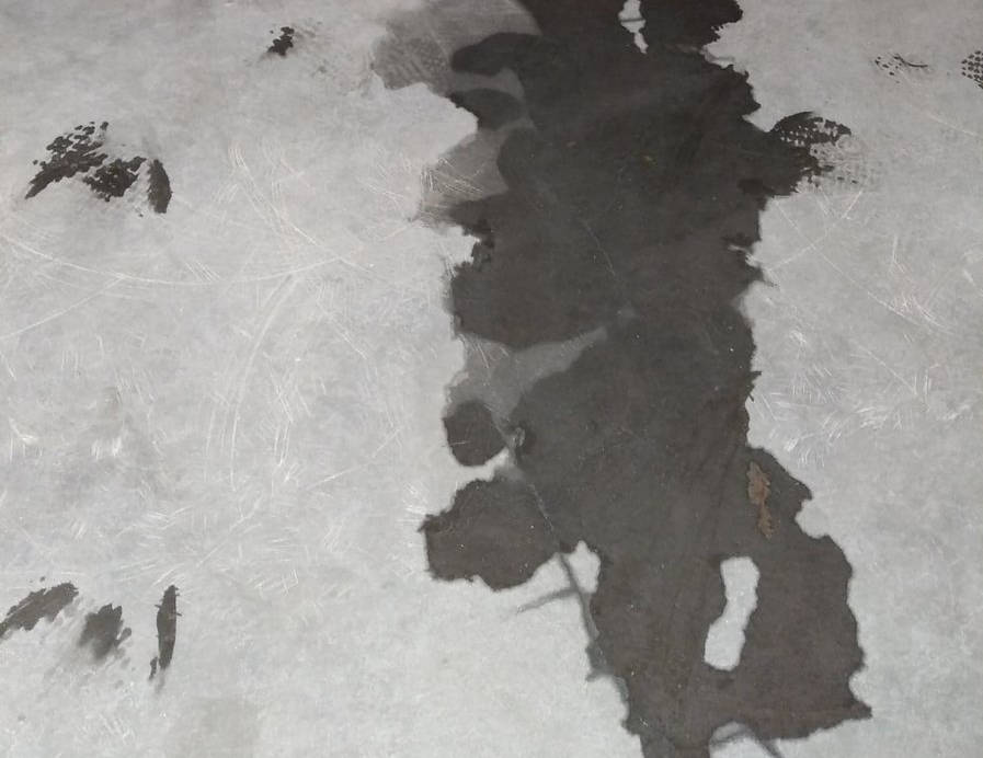 usuwanie plam i innego zabrudzenia z posadzek